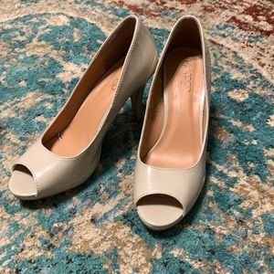 Kasper nude peep toe heels size 8.5